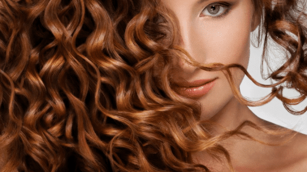 Femme aux cheveux bouclés naturellement, boucles obtenues sans chaleur